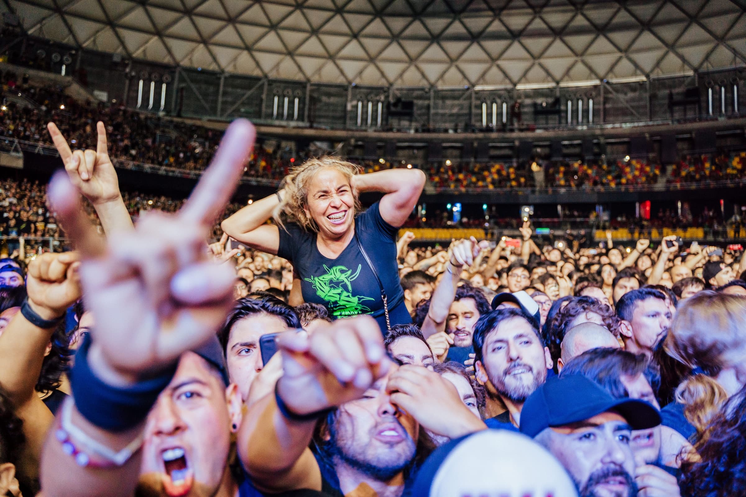 Fan disfrutando entre el público en un show de Sepultura, 2022